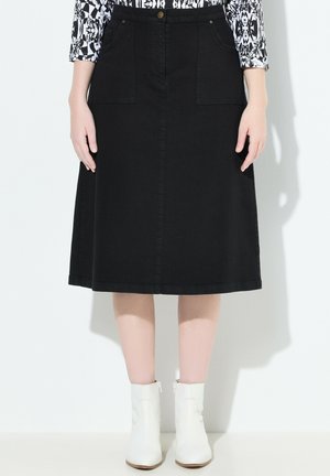 Zwarte denimrok met een middenlengte ontwerp, voorzien van twee voorzakken, een knopenclosure aan de voorkant en subtiele stikdetails.