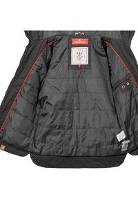 Zwarte gewatteerde jas met een voering met stippen, rode accenten en een logo-label. Kenmerken zijn onder andere een doorgestikte textuur en een functionele binnenzak.