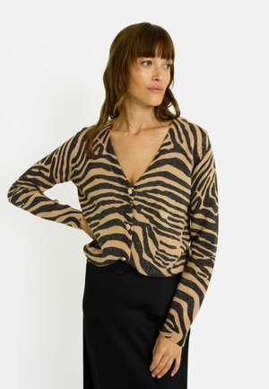 Cardigan de estampado de cebra en beige y negro con escote en pico profundo y cuatro botones. Presenta mangas largas y un tejido de punto texturizado.