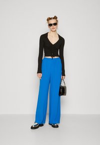 Vero Moda Tall VMALVA WIDE - Püksid - skydiver