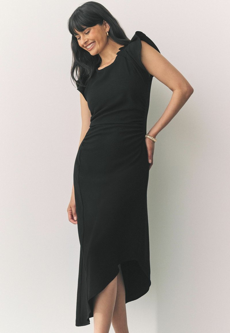 Robe midi noire ajustée avec de courtes manches froncées, ourlet asymétrique et détail froncé sur le côté, fabriquée dans un tissu lisse.