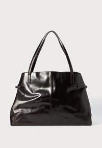 Schwarze Ledertasche mit glatter Textur, zwei langen Griffen und dezenten sichtbaren Nähten. Verfügt über eine weite Öffnung, ideal zum Tragen von Gegenständen.
