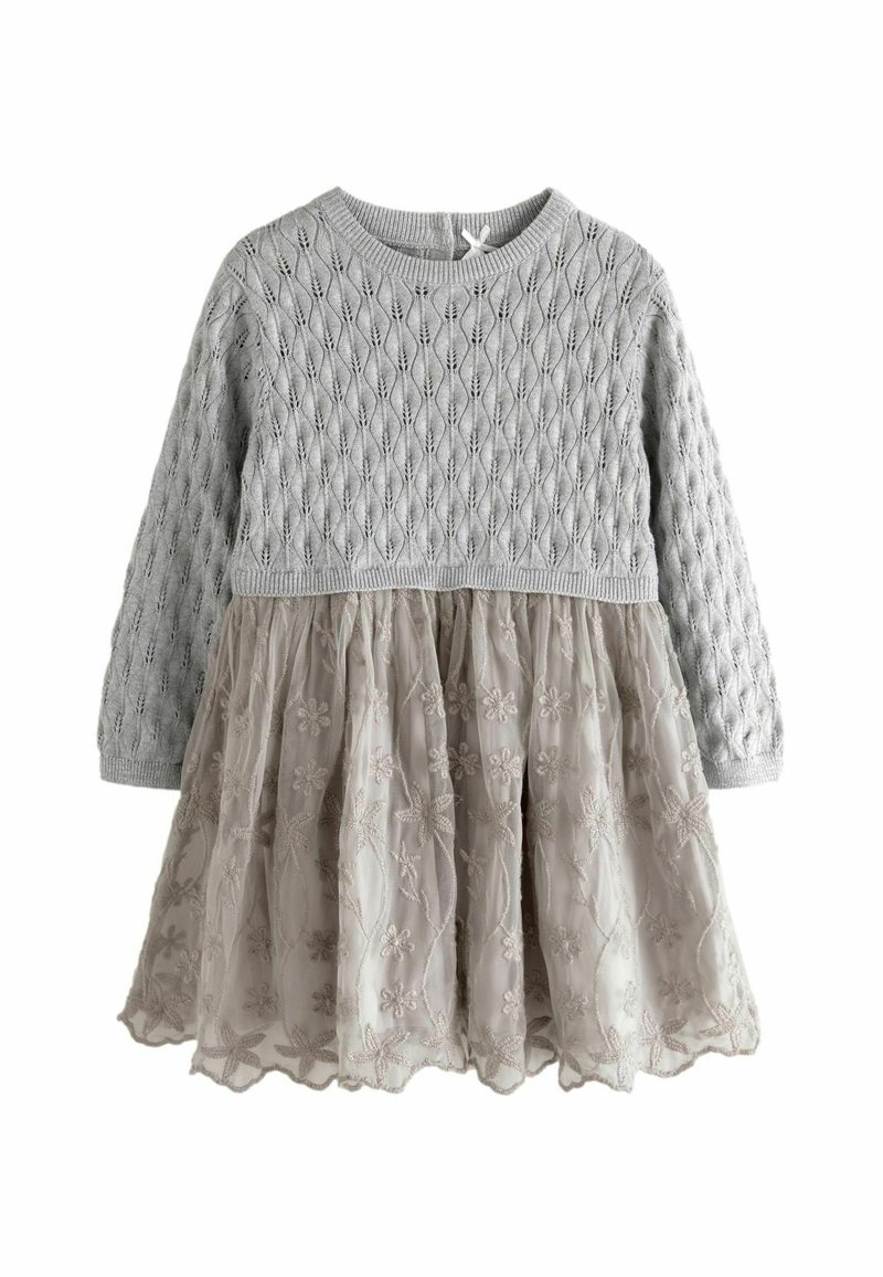 Haut en tricot gris avec un motif en losanges, manches longues ; jupe en tulle beige avec un design floral brodé. Taille élastique, col rond.