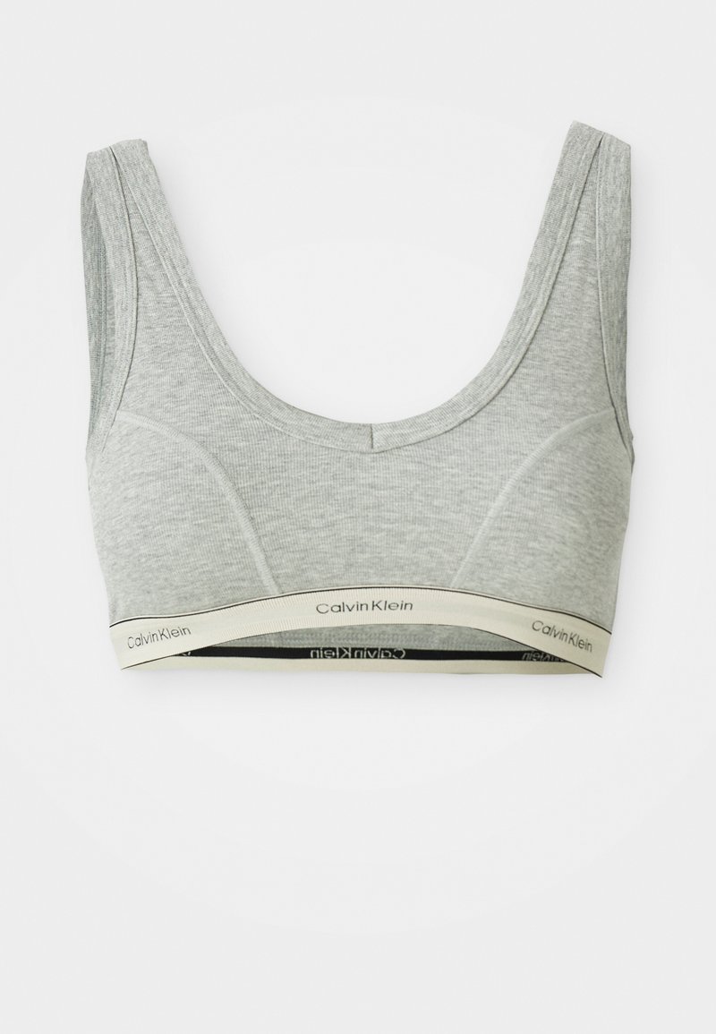 Šedý bavlněný bralet s kulatým výstřihem, širokými ramínky a měkkým béžovým páskem se černým logem "Calvin Klein".