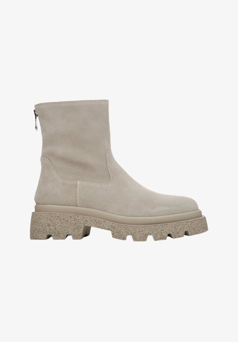 Beige suède enkellaarsjes met een chunky afgewerkte zool, een rits aan de zijkant en gladde randen voor een gestroomlijnde uitstraling.
