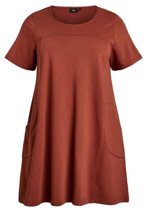 Vestito a trapezio a maniche corte di colore ruggine con scollatura rotonda e due tasche frontali, realizzato in tessuto morbido e strutturato.