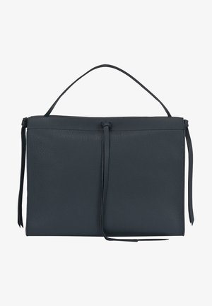 Texturovaná tmavě modrá kožená kabelka s plochým obdélníkovým tvarem, horním uchem a stahovacím uzávěrem, s dlouhými úzkými poutky po stranách.