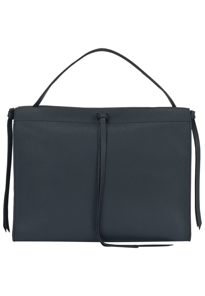 Texturovaná tmavě modrá kožená kabelka s plochým obdélníkovým tvarem, horním uchem a stahovacím uzávěrem, s dlouhými úzkými poutky po stranách.