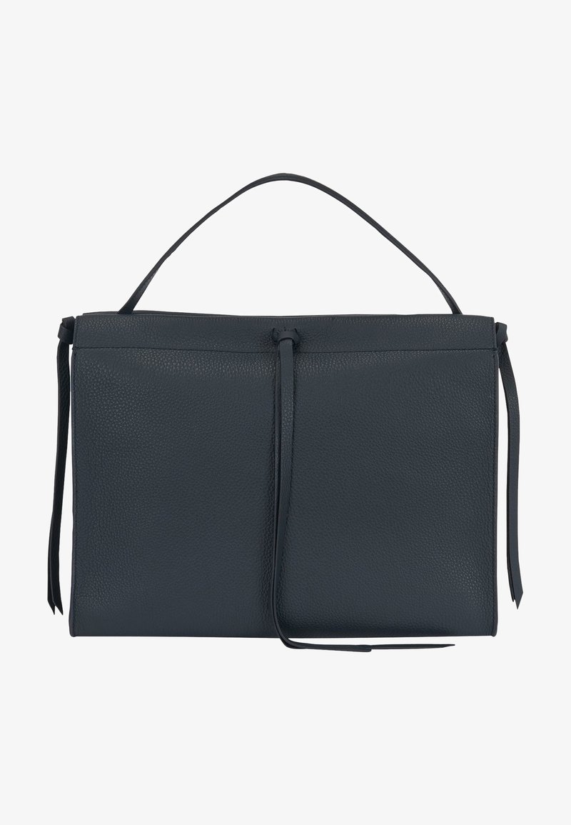 Texturovaná tmavě modrá kožená kabelka s plochým obdélníkovým tvarem, horním uchem a stahovacím uzávěrem, s dlouhými úzkými poutky po stranách.