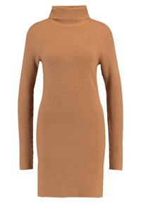 Robe pull marron côtelée avec un col haut, des manches longues et une silhouette ajustée. Présente un tissu texturé et une longueur au genou.
