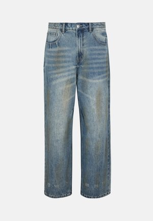 Blugi largi, de culoare albastru deschis, cu efect de uzură estompat, nasture și fermoar frontal, cinci buzunare și detalii subtile uzate.