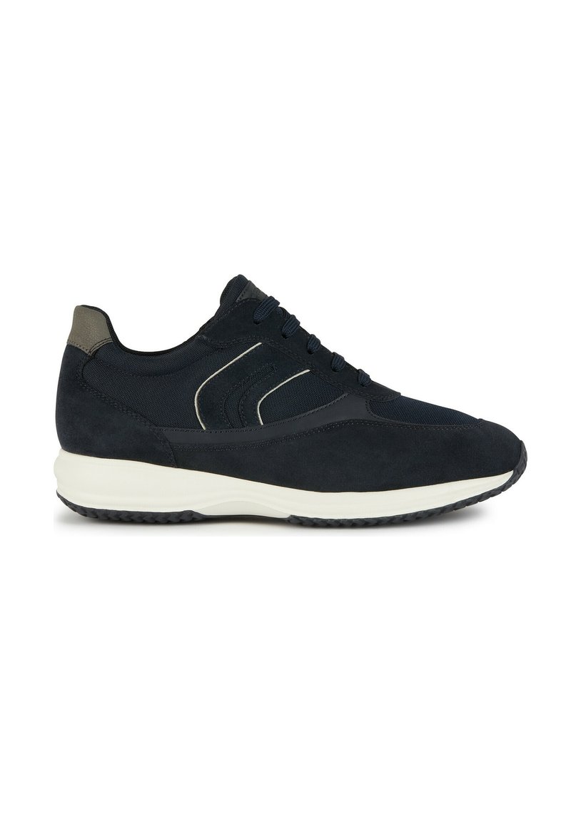 Sneaker in camoscio navy con pannelli in rete, suola bianca a contrasto, punta rotonda e chiusura con lacci. Presenta delicate accentuazioni cucite.
