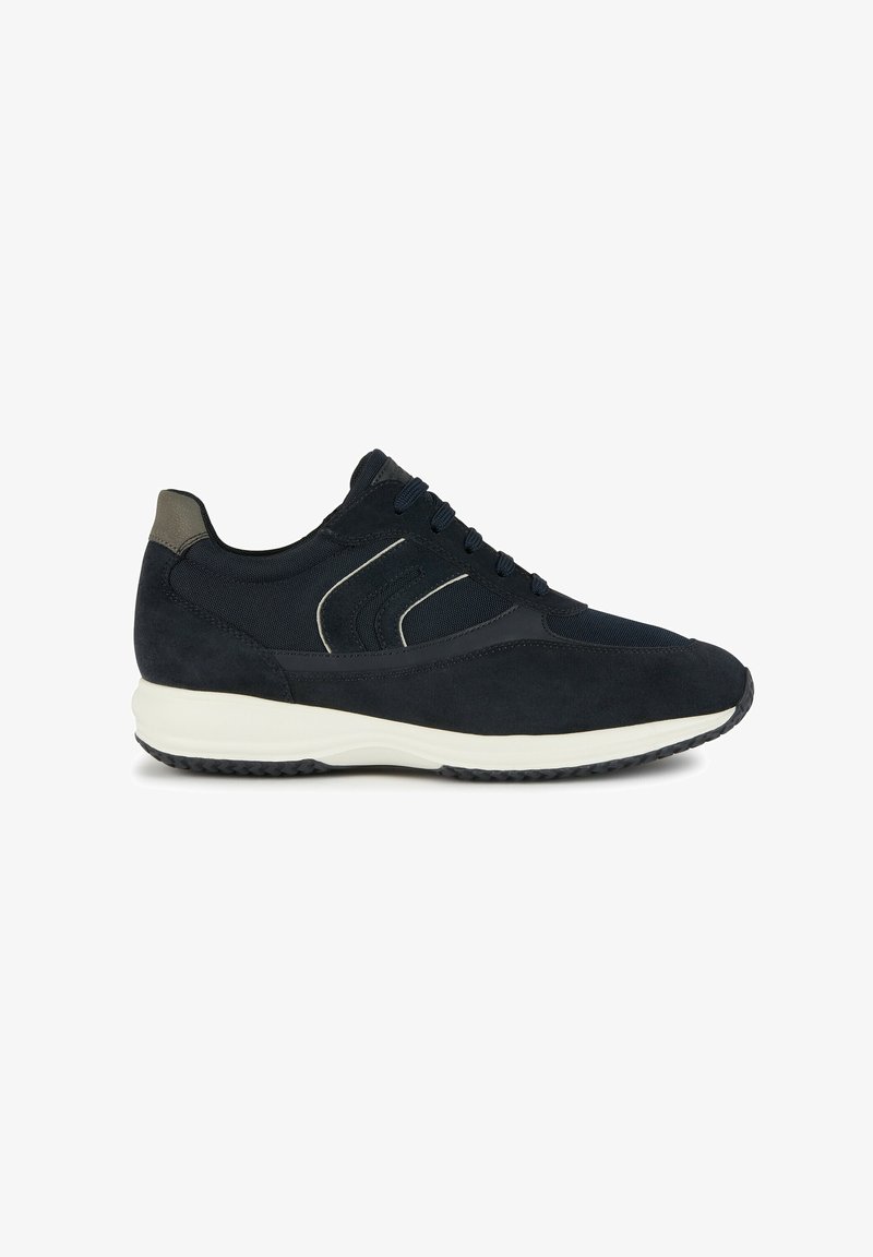 Sneaker in camoscio navy con pannelli in rete, suola bianca a contrasto, punta rotonda e chiusura con lacci. Presenta delicate accentuazioni cucite.
