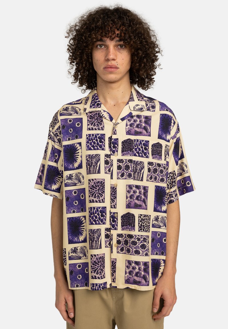 Kurzarmhemd mit beigem Hintergrund und lila abstrakten Mustern und Texturen in einem Patchwork-Design, aus Baumwollmaterial.