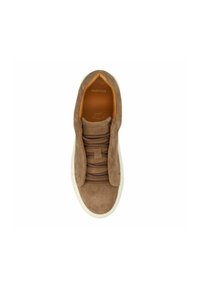 Bruine suède sneakers met een gevoerde tong en elastische veters, voorzien van een witte rubberen zool en een tan interieur. Merkennaam is inwendig geperst.