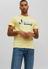 Jack & Jones JCOLOGAN CREW NECK - T-shirt imprimé - pale banana