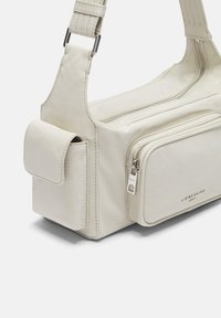 Borsa a tracolla grigio chiaro realizzata in pelle liscia con due scomparti con zip, tracolla regolabile e una tasca laterale per ulteriore spazio di archiviazione.
