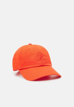 Casquette de baseball orange vif avec logo Converse et étoile brodés sur le devant, visière incurvée et design à six panneaux.