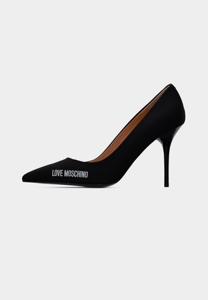 Fekete, hegyes orrú, tűsarkú cipő, amelyen a külső oldalon "LOVE MOSCHINO" felirat található, és sima, könnyen felhúzható kialakítású.