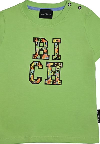 Maglietta verde a maniche corte con lettere "RICH" colorate e decorate stampate sul davanti, due bottoni neri con logo sulla spalla e etichetta del marchio all'interno del colletto.