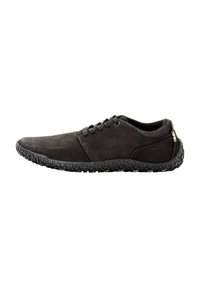 Schwarze Wildleder-Schnürschuhe mit einem strukturierten Obermaterial und einer charakteristischen Gummisohle mit einem sternförmigen Profil.