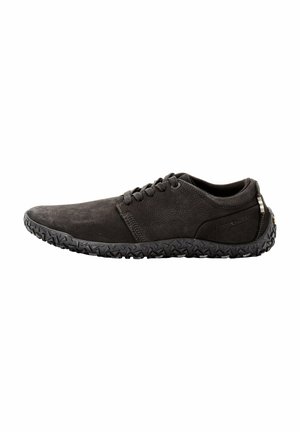 Schwarze Wildleder-Schnürschuhe mit einem strukturierten Obermaterial und einer charakteristischen Gummisohle mit einem sternförmigen Profil.