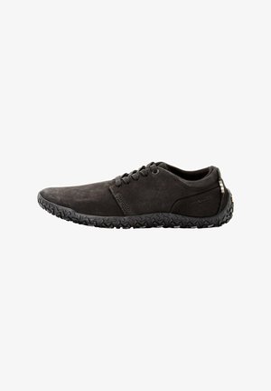 Zapatos de ante negros con cordones, con un upper texturizado y una suela de goma con un diseño de banda de rodadura en forma de estrella.