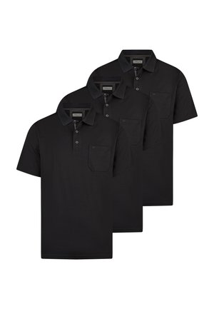 Drie zwarte polo's met korte mouwen, kraag, drieknops plackets en borstzakken, overlappend gerangschikt op een witte achtergrond.