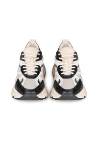 Sneaker mit einem Obermaterial aus beigem Mesh und schwarzen Ledereinsätzen, runden Schnürsenkeln und einer gepolsterten Sohle; das Design umfasst seitliche Belüftung.