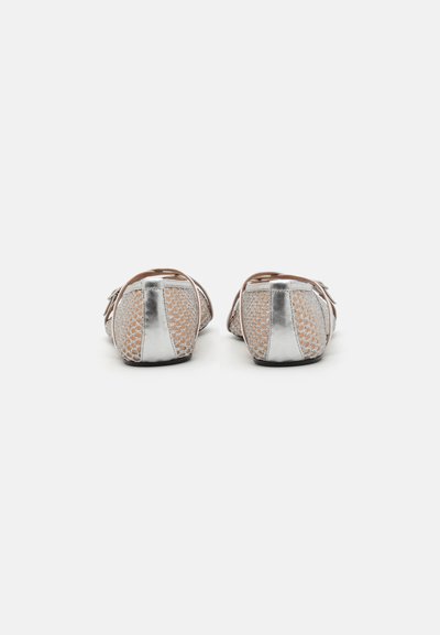 Zapatos planos metálicos plateados con parte trasera de malla, que presentan una textura suave y un diseño de punta redonda. Costuras sutiles adornan los bordes.
