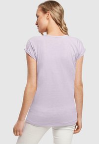 Merchcode SPRING-YIN JANG FISH  - T-shirts med print - lilac