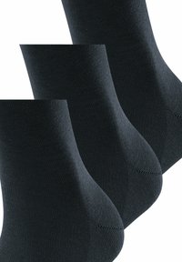 Černé bavlněné ponožky s ribovanou texturou, s vyztuženými špičkami a patami. Zobrazeny ve vrstveném uspořádání.