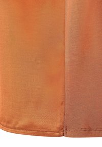 Pomarańczowa satynowa tkanina o gładkiej fakturze z delikatnym połyskiem. Krawędzie starannie wykończone przeszyciami, co tworzy schludny kontur.