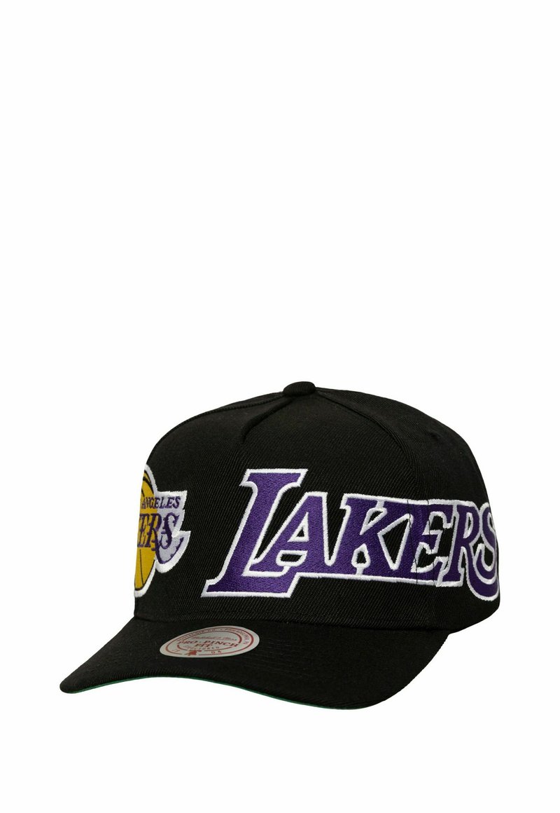 Gorra de béisbol negra con bordado de "Lakers" en púrpura y un logo de baloncesto amarillo en el lateral. Forma estructurada con visera curva.