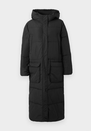 Doudoune noire à la coupe longue, avec capuche, fermeture éclair avant et poches latérales doubles, dotée d'une texture matelassée.