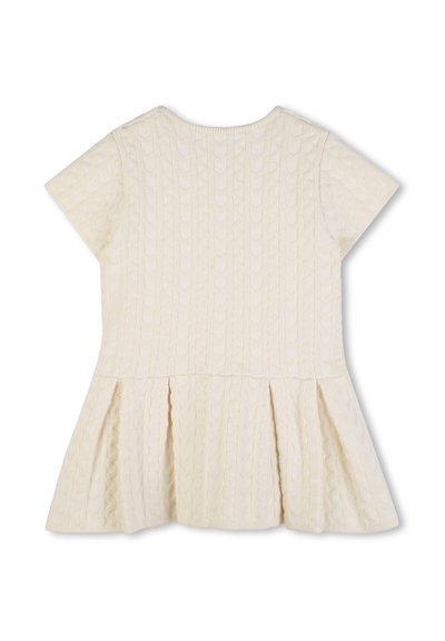 Robe à manches courtes en tissu tricoté blanc cassé avec un motif texturé. Jupe évasée avec des plis à l'ourlet, encolure ronde à l'arrière.