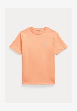 Kortermet t-skjorte i korallfarget bomull med rund hals og en liten blå logo på venstre bryst. Jevn tekstur, avslappet passform.