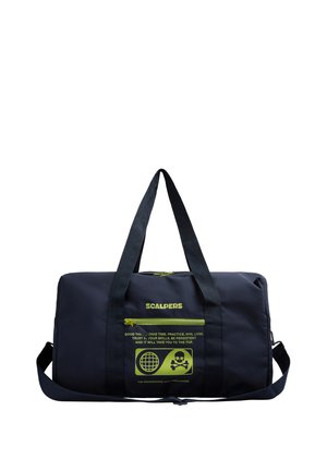 Bolsa de lona marina hecha de material duradero con acentos verdes, logotipo y bolsillo con cremallera que presenta textos y diseños gráficos.