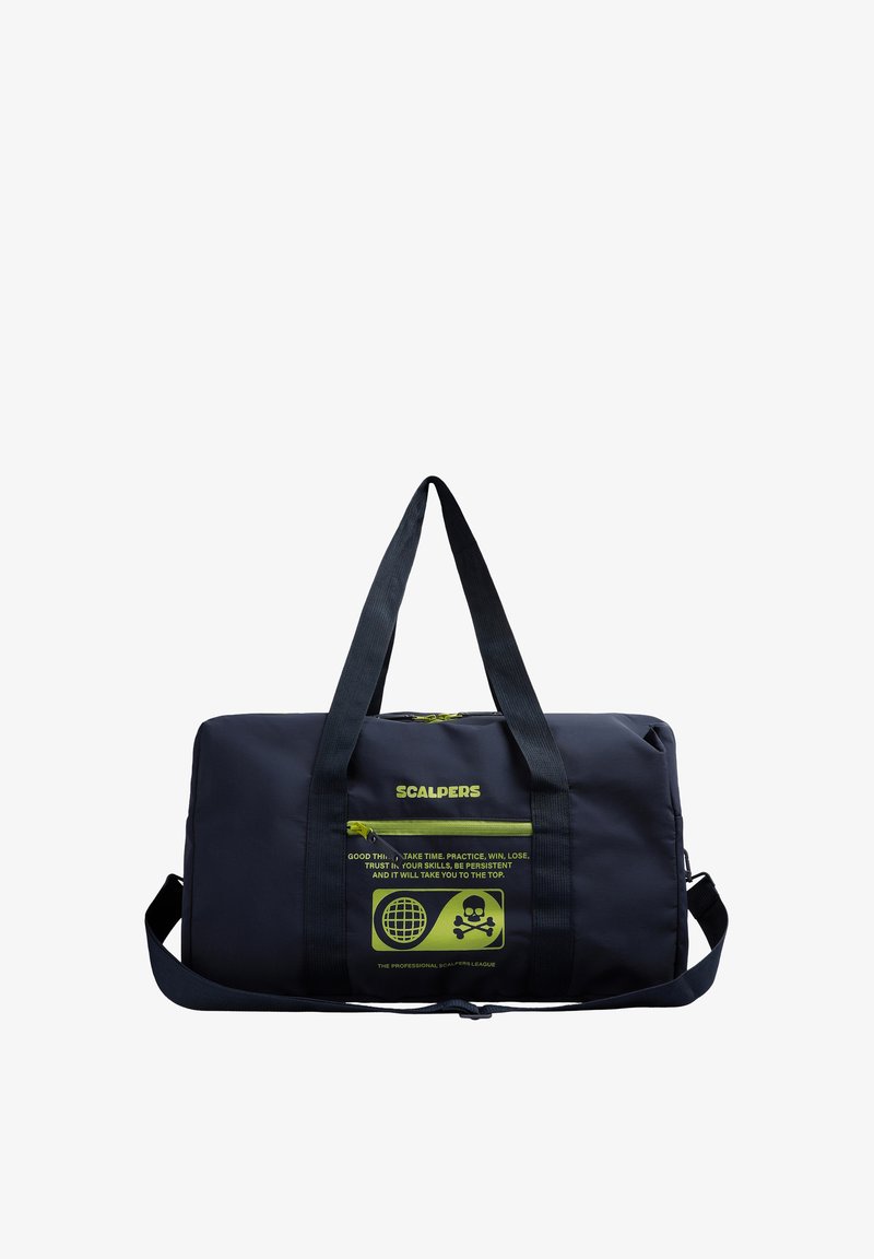 Borsa da viaggio navy realizzata in materiale resistente, con dettagli verde, logo e tasca con zip, caratterizzata da testi e design grafici.