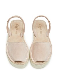Sandalias de ante beige claro con puntera redondeada y correa en el tobillo. Cuenta con un borde cosido y una suela texturizada para mayor agarre.