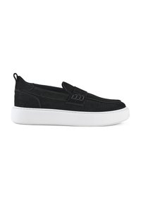 Crne nubuk slip-on cipele s okruglim vrhom, bijelim gumene potplate i dekorativnom trakom preko gornjeg dijela s geometrijskim izrezima.