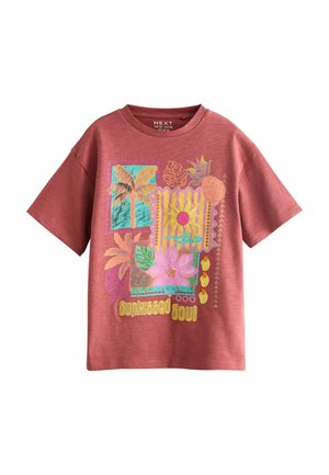 Kortærmet T-shirt i rustfarve med tropiske tryk af blade, blomster, en ananas og teksten "Sunkissed Soul" på forsiden.