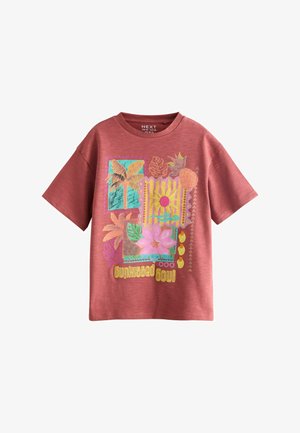 Tričko s krátkym rukávom v hrdzavej farbe s tropickými potlačami listov, kvetov, ananásu a textom "Sunkissed Soul" na prednej strane.