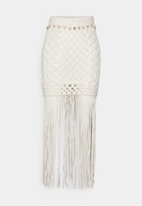 Bílá sukně s třásněmi a pletenou texturou, zdobená páskem s malými zlatými detaily. Střední délka s propracovanými vzory.