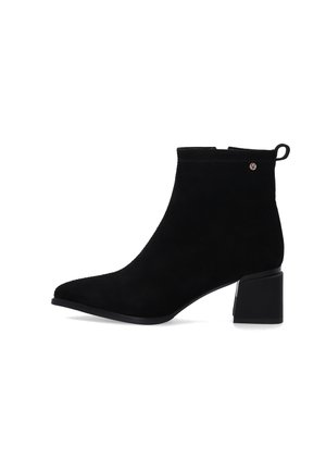 Schwarzer Veloursleder-Stiefelette mit Blockabsatz, spitzer Zehenpartie und Zuglasche am hinteren Teil, seitlich auf weißem Hintergrund dargestellt.