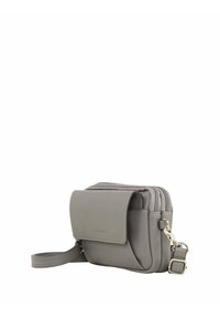 Borsa a tracolla grigia realizzata in morbida ecopelle. Presenta una chiusura a pattina, due scomparti con zip e una tracolla regolabile.