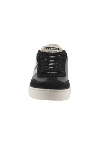 Svart sneaker med mocka och textilmaterial, vadderad krage, svarta snören och vit gummisula. Har logotypmärke på tungan.