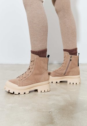 Winter boots - beige