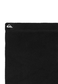 Čierny fleece krk warmer s malou šedou nášivkou v hornom ľavom rohu. Mäkka textúra s jednoduchým, tubulárnym dizajnom.