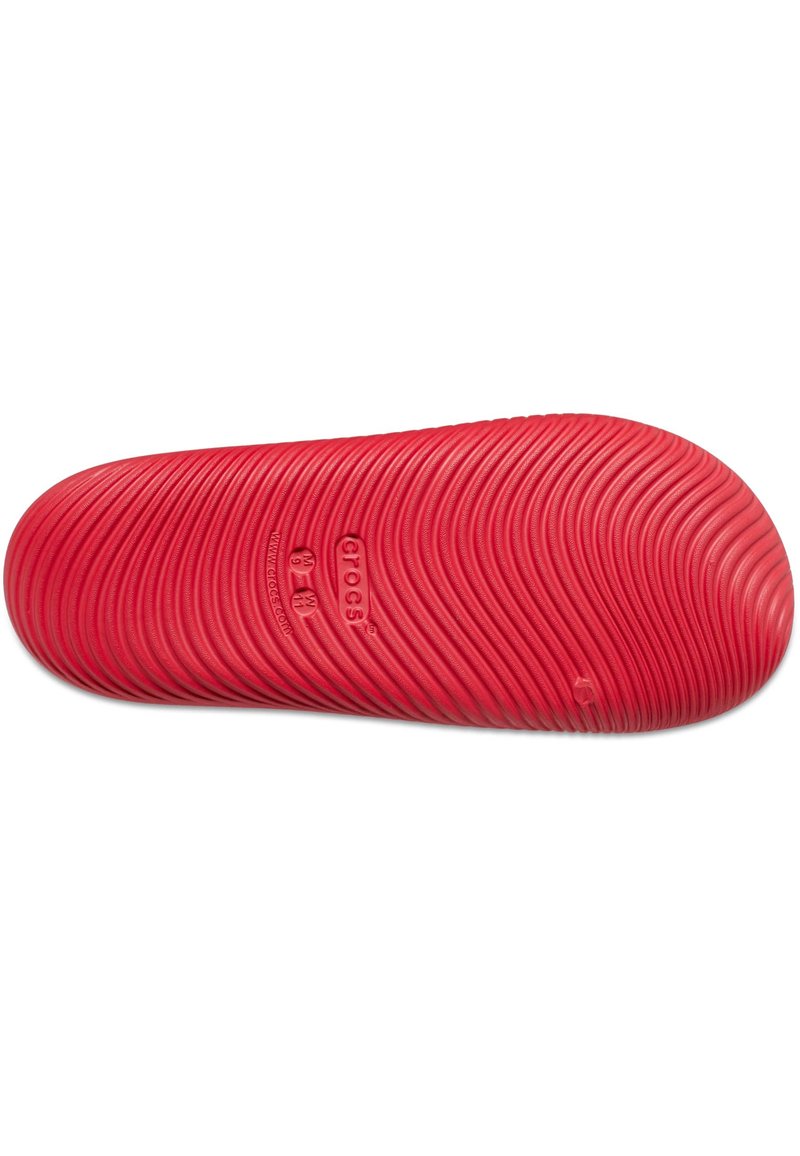 Rote Gummisohle mit einem strukturierten Wellenmuster, Logodetails und Größenangaben, entworfen für Grip und Komfort.